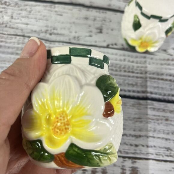 Vintage Youngs Salt & Pepper Shaker Set Magnolia Flower Country Farmhouse Yellow - Picture 3 of 9